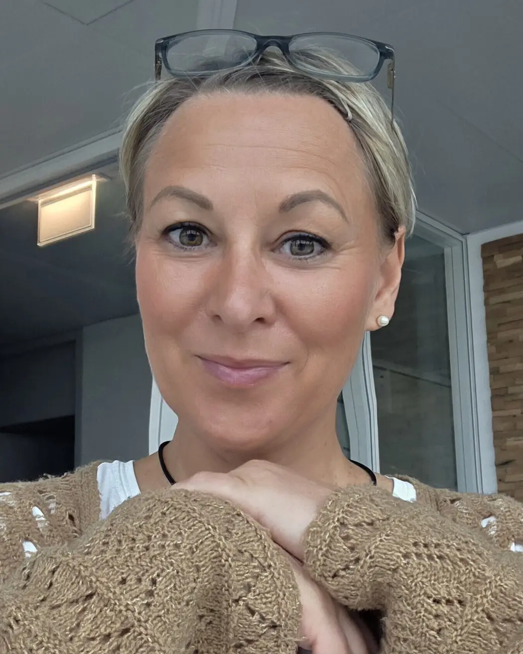 Heike Berndt im Strickcardigan, lächelnd in die Kamera