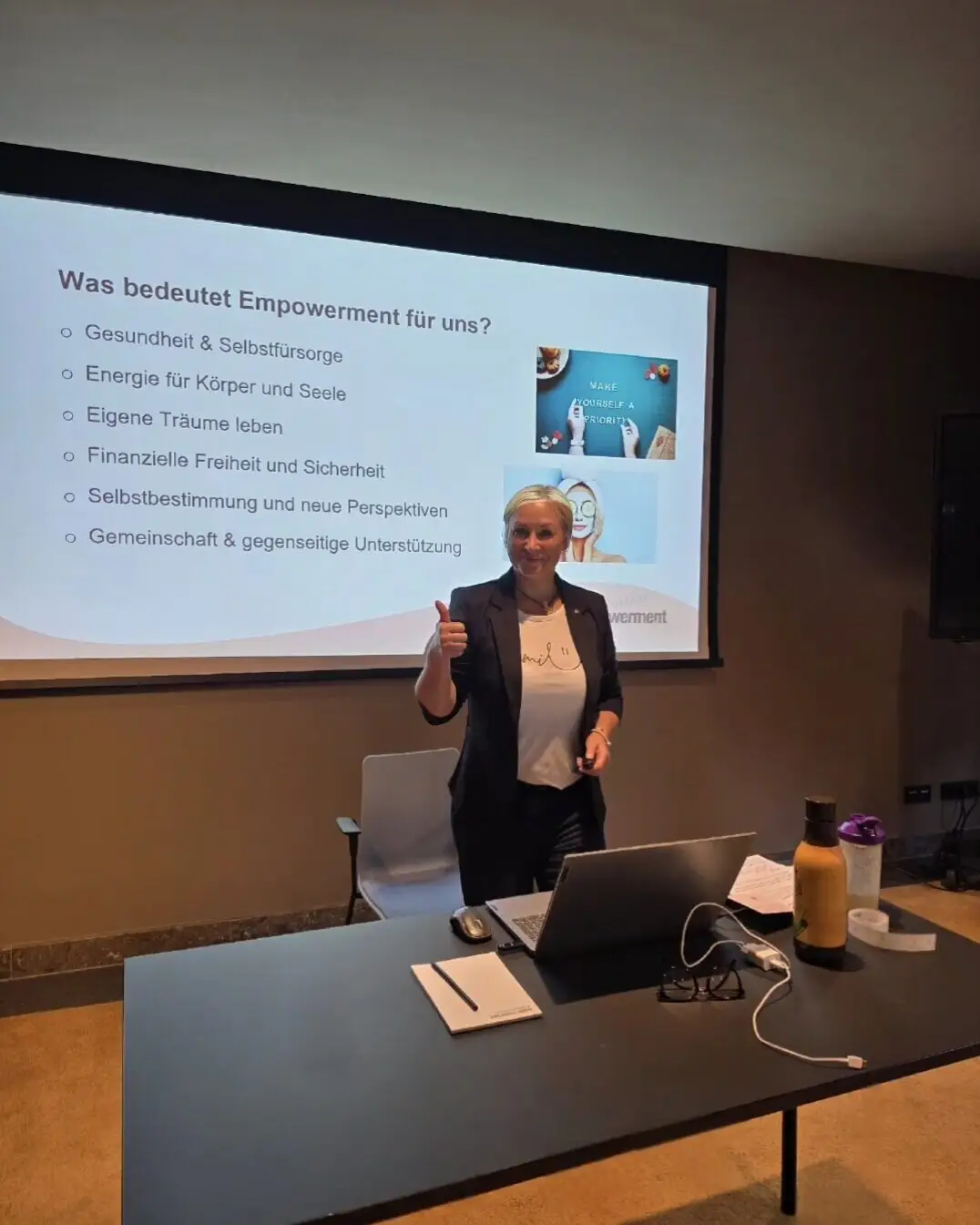 Heike Berndt präsentiert beim Women Empowerment Day vor ihrer Folie